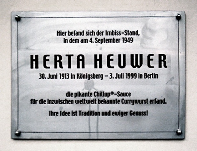 A plaque in Charlottenburg, Berlin, commemorating Herta Heuwer's invention of currywurst