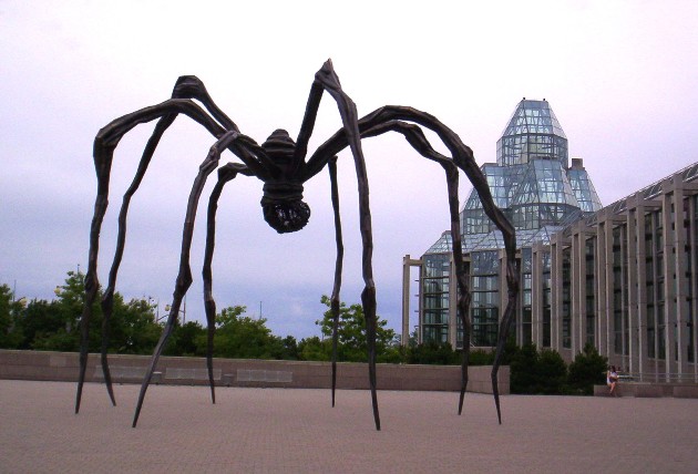 Maman outside the National Gallery of Canada