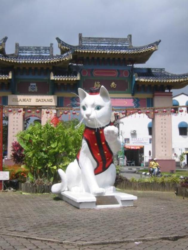 Kuching South City Council cat statue 