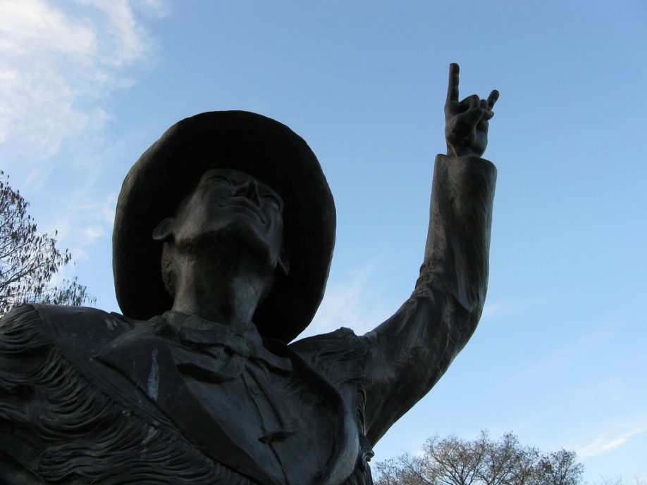Statue showing the hook 'em horns
