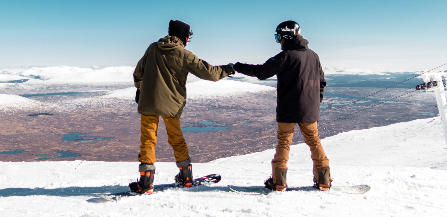 DI_POW_Snowboarder_Fist_Bump