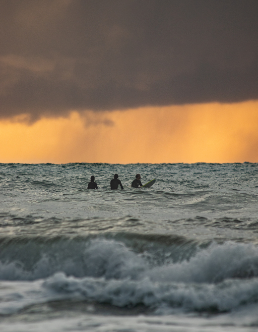 DI_ROTS_Surfers_In_Sea_04