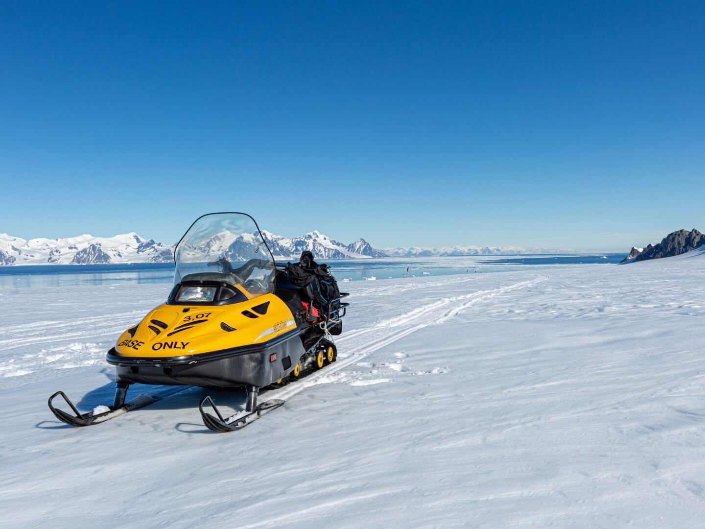 Skidoo on snow (Large)